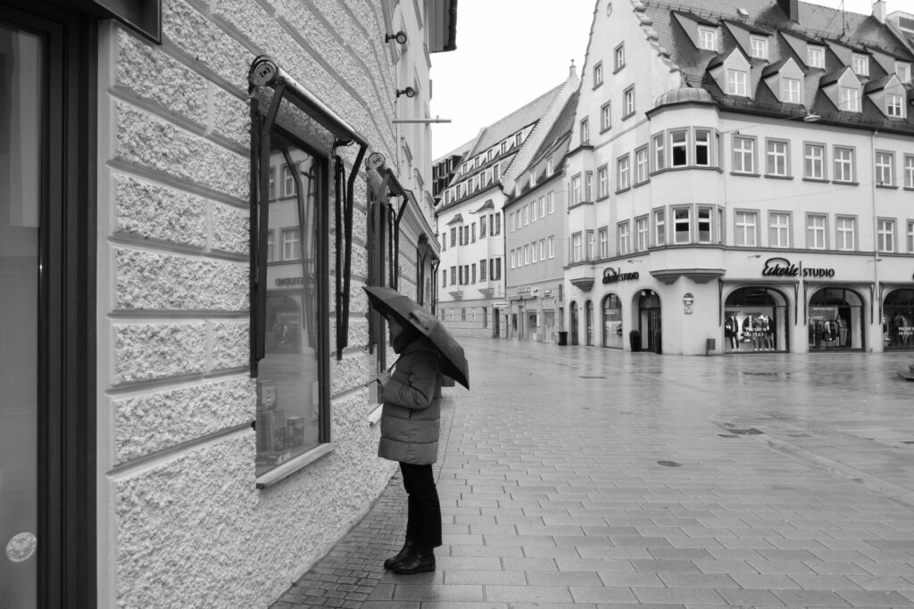 Augsburg | Annastraße | Einsamer SchaufensterbummelEntstanden bei einem Fotowalk durch Augsburg bei Regen mit der Fuji XT-5