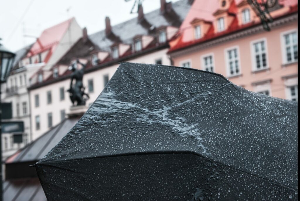 Augsburg | Maximilianstraße | Schrim im Regen