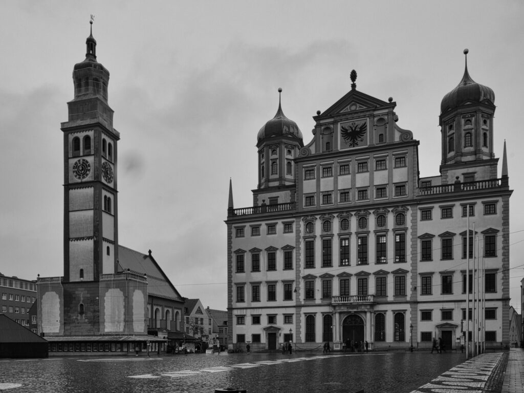 Fotowalk durch Augsburg: Am Rathausplatz.
Zeigt den Platz Menschenleer bei Regen