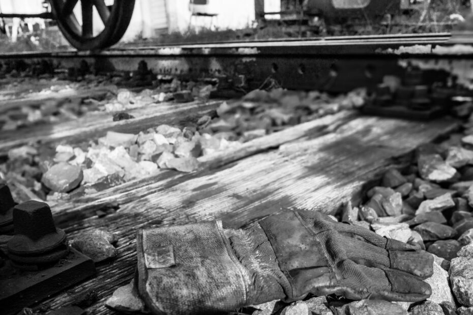 HDR aus 5 Bildern, konvertiert in Schwarz-Weiß. Entstanden im Eisenbahnmuseum Nördlingen. Zeigt getragene Handschuhe unter einem alten Eisenbahn-Wagon.