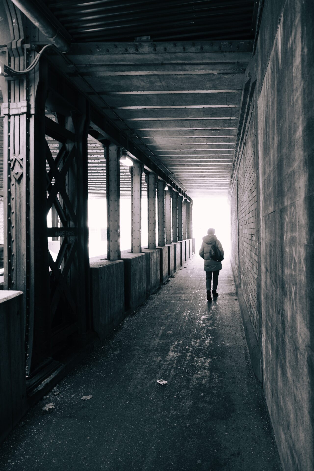 Augsburg | Streetphotography | Passanten unter einer Brücke