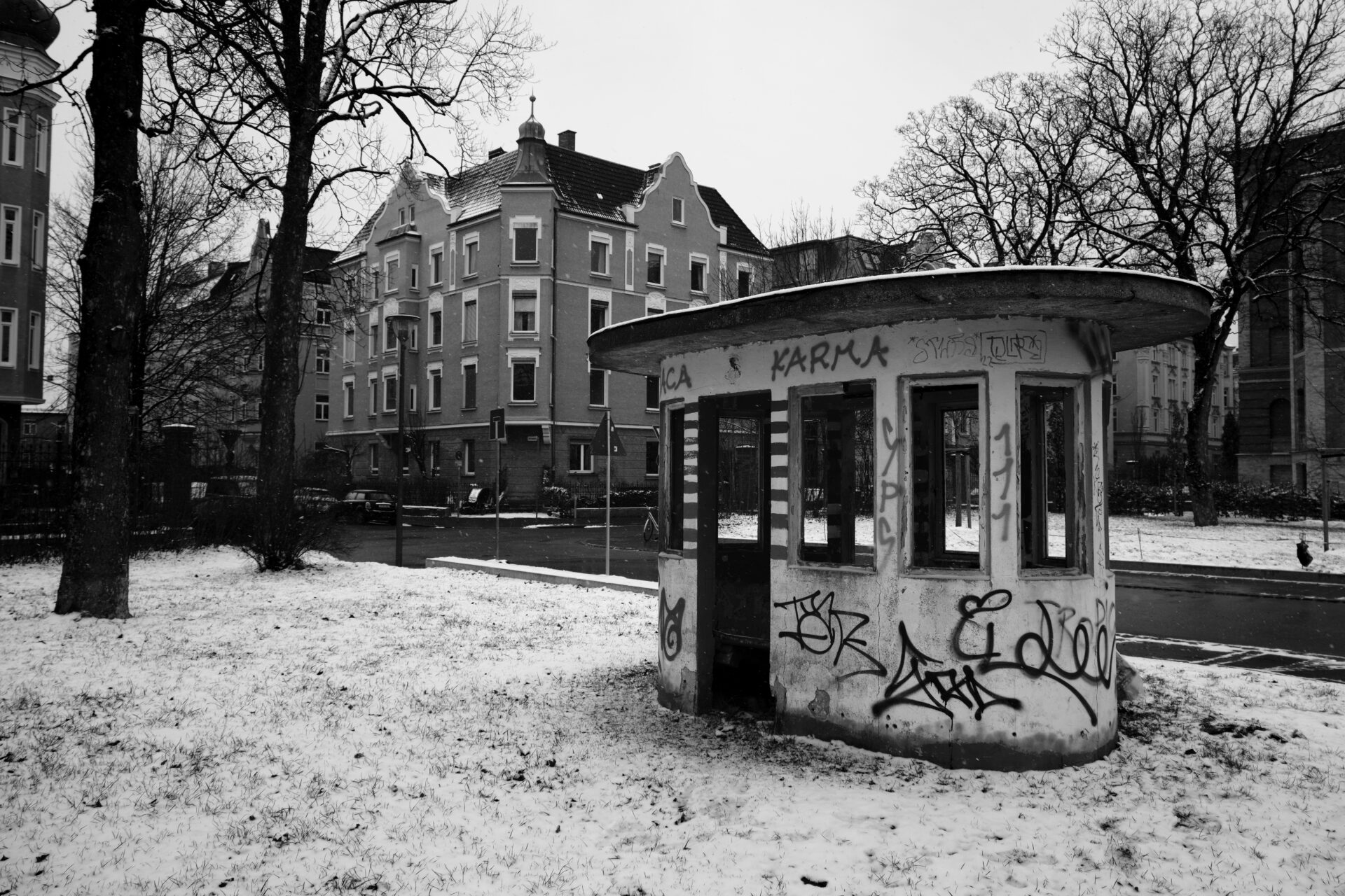 Augsburg | Fotowalk | Wachhäusl im Bismarkviertel | Immer schön ans Karma denken!