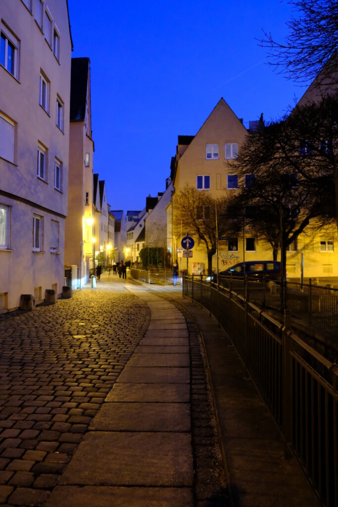 Augsburg | Hinterer Lech | Nach der blauen Stunde | Streetfotografie