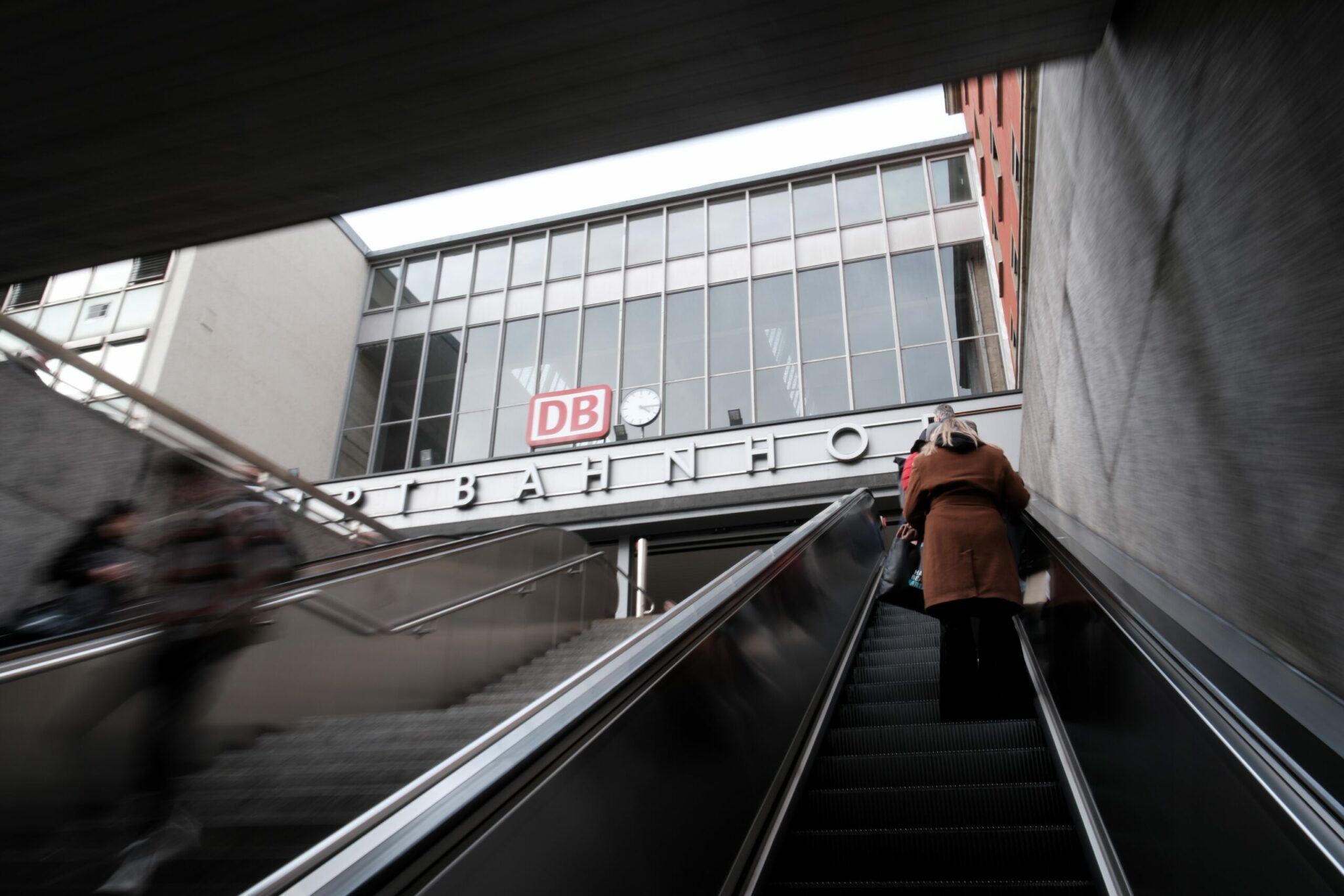 München | Hauptbahnhof | Streetfotografie | Rolltreppe