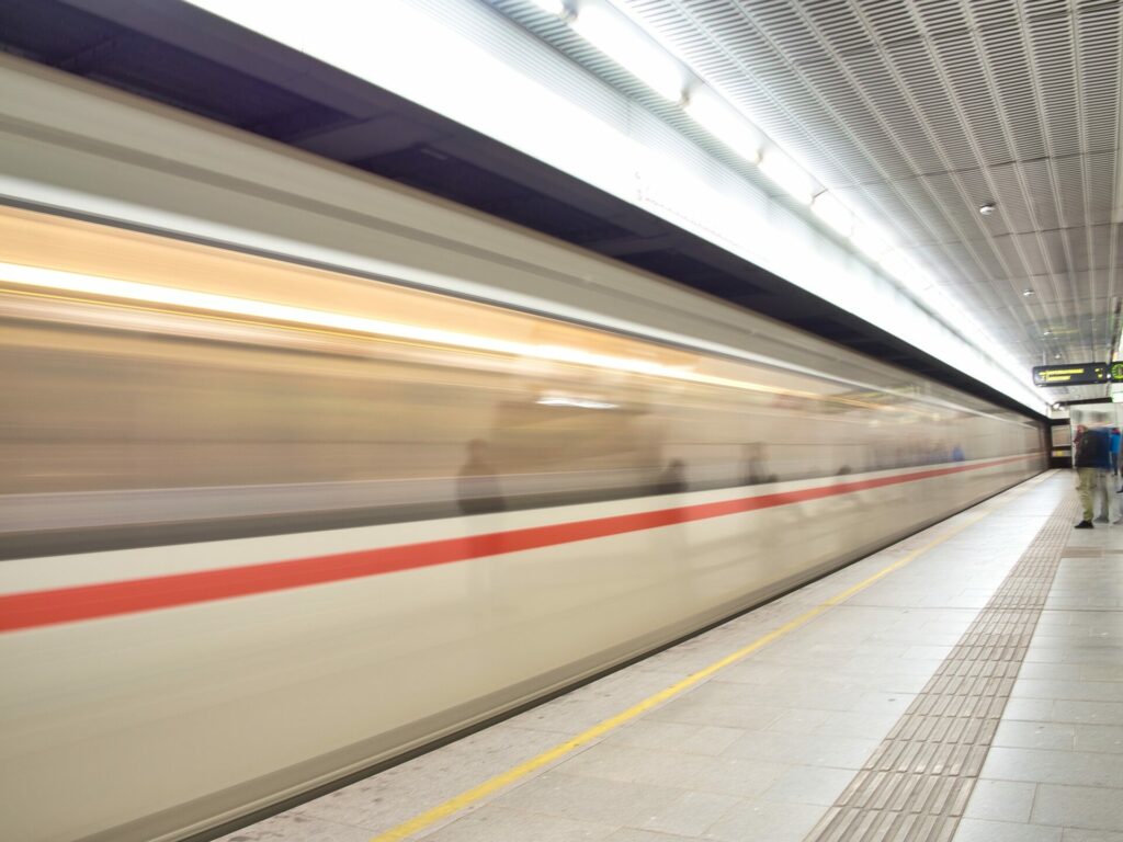 Reisebericht Wien | Metro | Ein Zug fährt ein