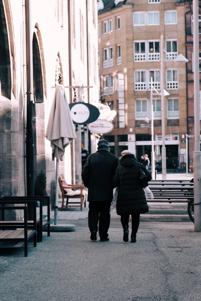 Nürnberg | Altstadt | Älteres Paar beim Bummeln | Streetfotografie