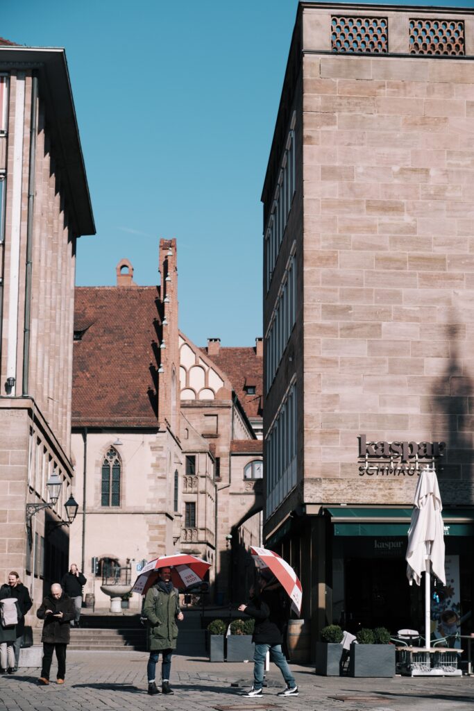 Nürnberg | Hauptmarkt | Touristenguides mit Schirm | Streetfotografie