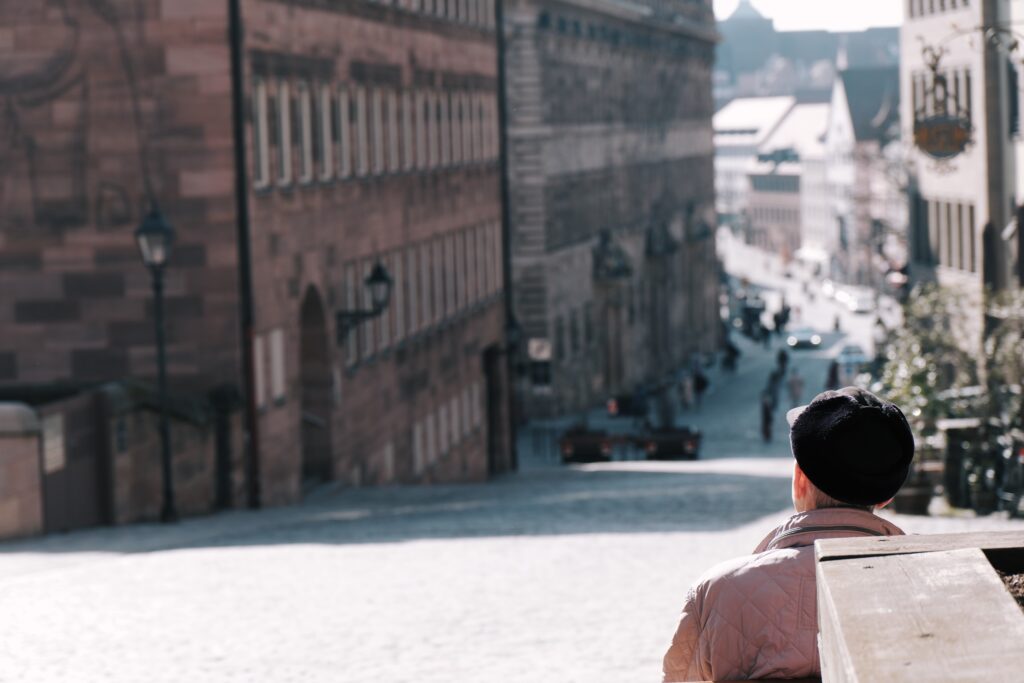 Nürnberg | Am Rathaus | Ein älterer Herr lässt den Blick schweifen | Streetfotografie