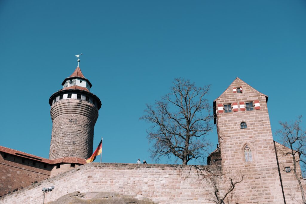 Nürnberg | Kaiserburg | Touristen genießen den Ausblick