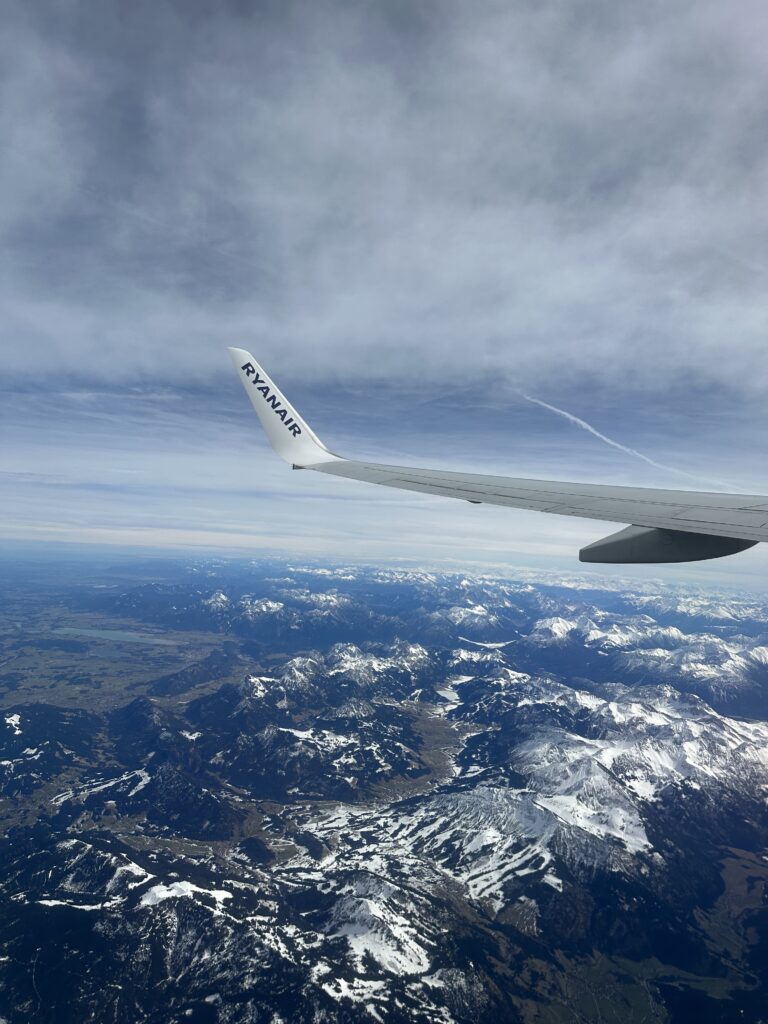 Blick aus dem Fenster beim Flug über die Alpen.