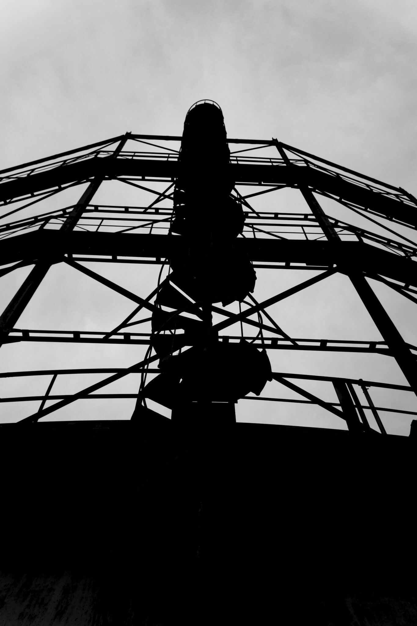 Silhouette der Treppe an einem der Teleskopgasbehälter des Industriedenkmals Gaswerk Augsburg.