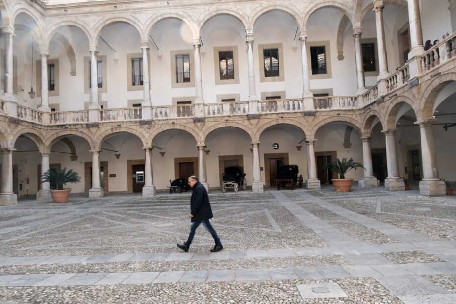 Palermo Normnnenpalast Innenhof - Palermo – Der magische Palazzo Reale - blitzeria.eu - Street | Landscape | Travel | Fotografie