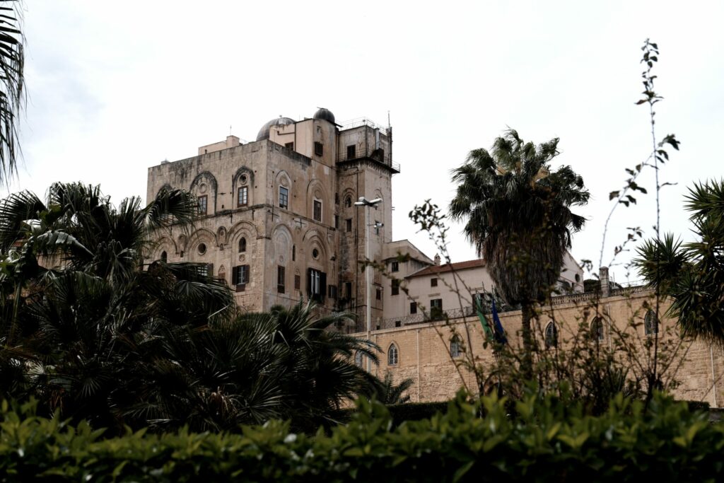 Palermo Palazzo Royale Aussenansicht - Palermo – Der magische Palazzo Reale - blitzeria.eu - Street | Landscape | Travel | Fotografie