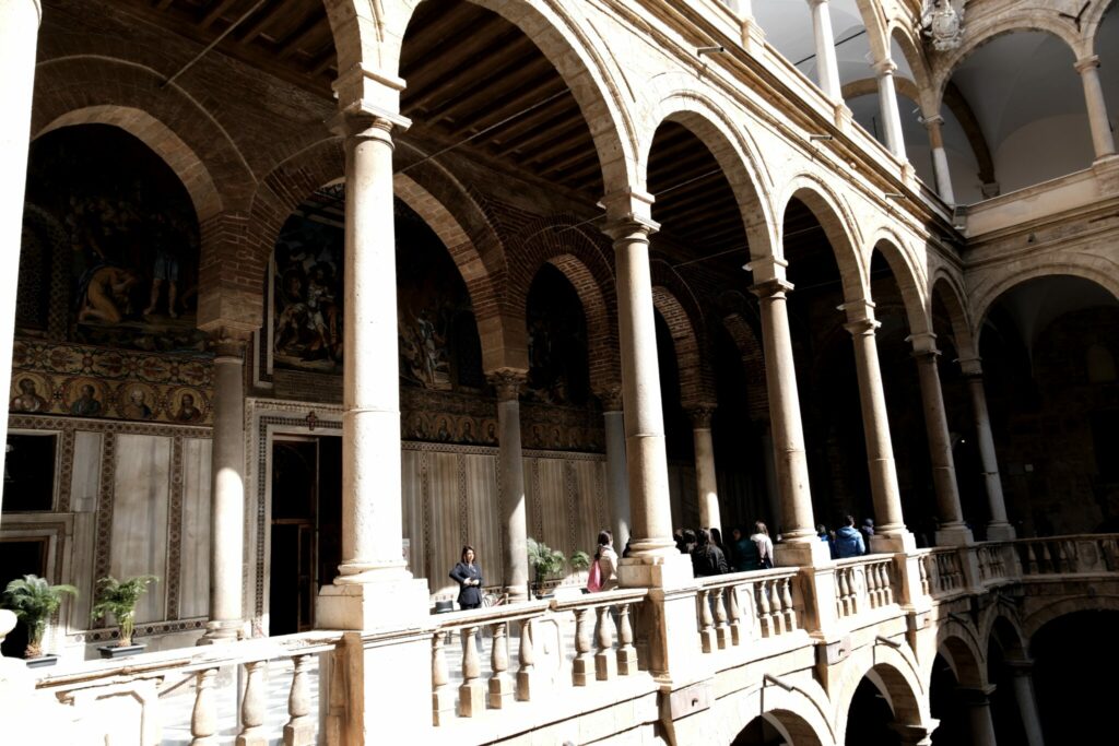 Palermo Palazzo Royale Innenhof - Palermo – Der magische Palazzo Reale - blitzeria.eu - Street | Landscape | Travel | Fotografie