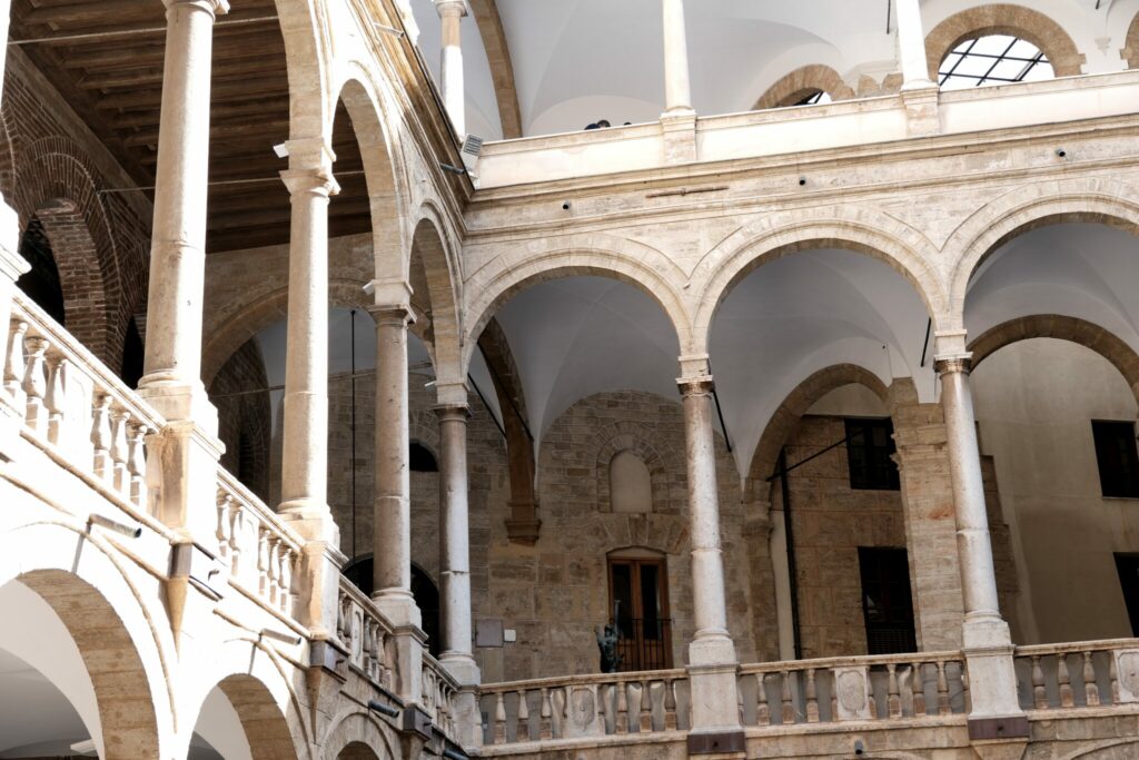 Palermo Palazzo dei Normanni Innenhof 1 - Palermo – Der magische Palazzo Reale - Streetfotografie | Landschaftsfotografie | Reisefotografie