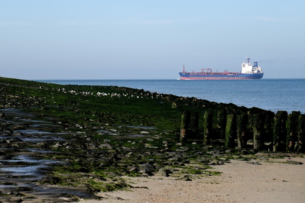 Nordseeküste - Landschaftsfotografie am Strand - Ebbe - Tanker - Schifffahrt