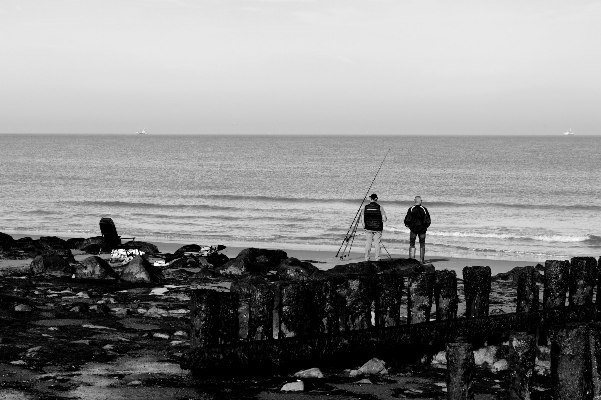 Nordseeküste - Streetfotografie am Strand - Schwarzweißfotografie - Fischer
