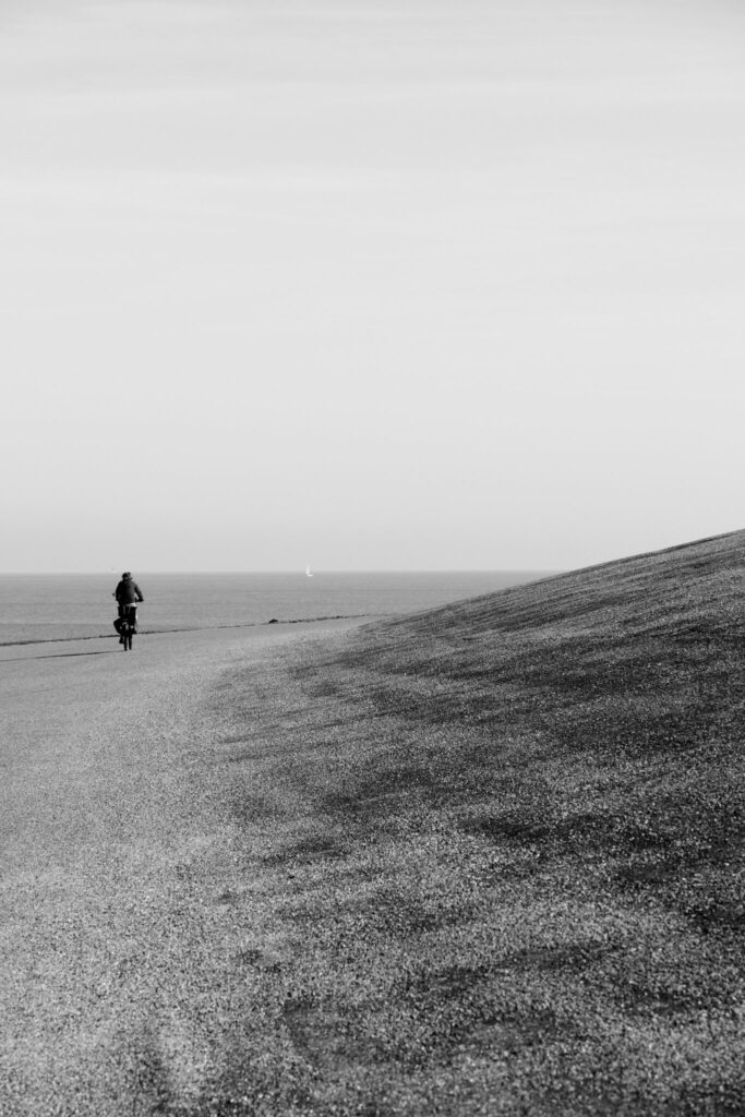 Nordseeküste - Streetfotografie am Strand - Schwarzweißfotografie - Radfahrer