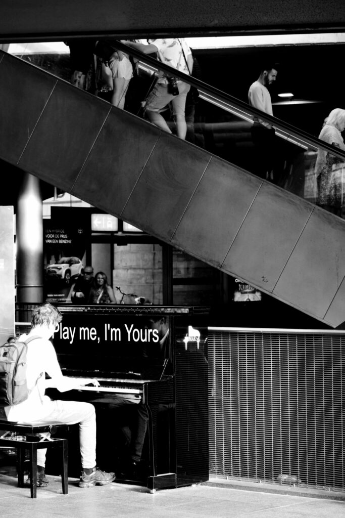 Antwerpen – Streetfotografie in Antwerpen – Klavierspieler im Hauptbahnhof
