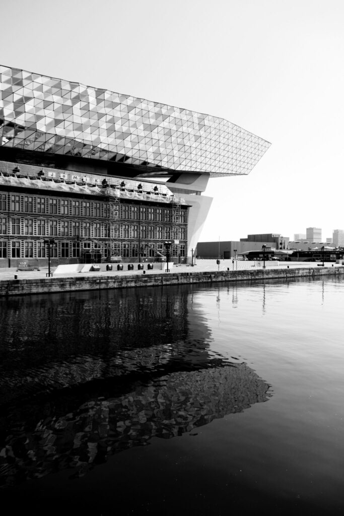 Antwerpen – Architektur von Antwerpen – Hafenhuis - Das Hafenhaus - Schwarz-Weiß Fotografie