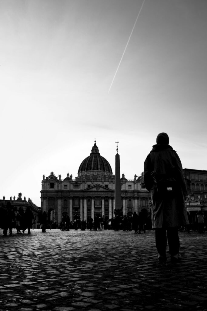 Rom - Vatikan - Petersplatz im Januar in Schwarzweiß