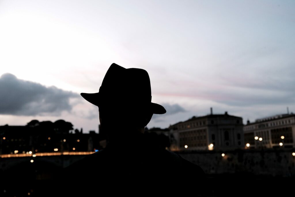 Rom - Engelsburg - Streetfotografie - Aufnahme zeigt den Hut eines Touristen im Scherenschnitt