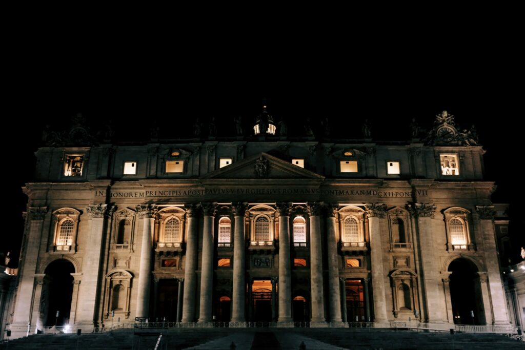 Rom - Vatikan - Petersdom bei Nacht im Januar