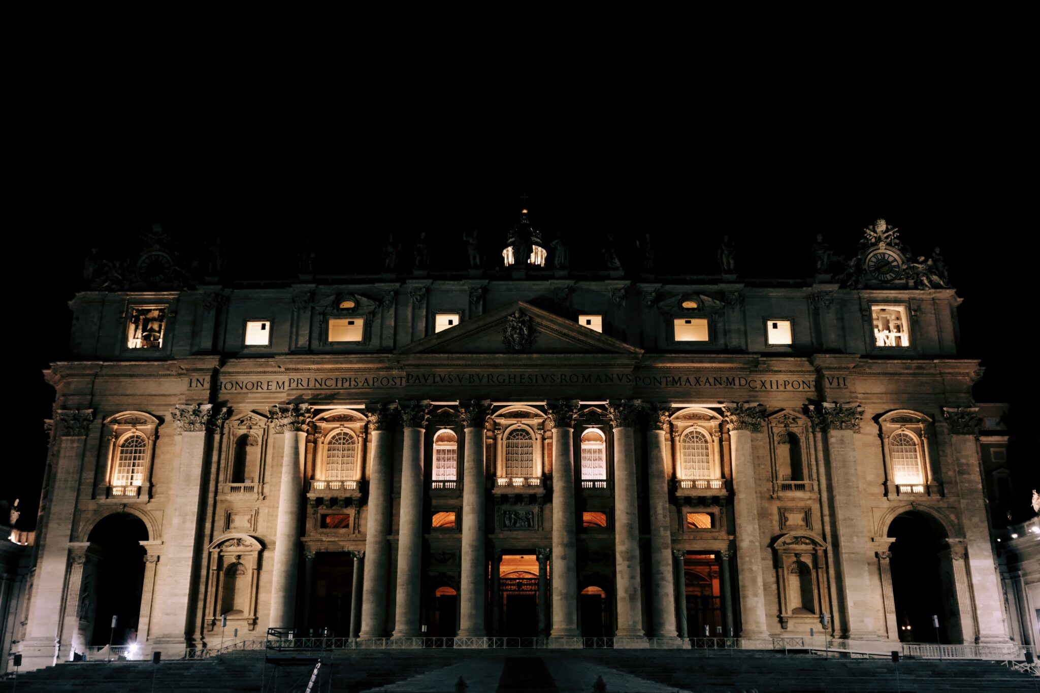 Rom - Vatikan - Petersdom bei Nacht im Januar