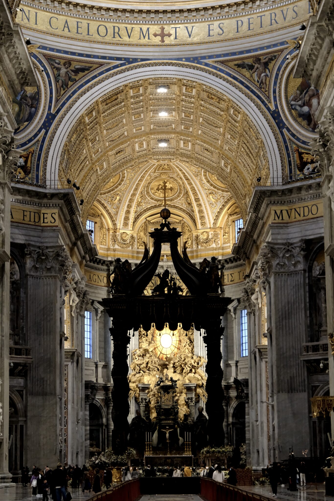 Rom - Vatikan - Blick durch die Pforte des Petersdoms