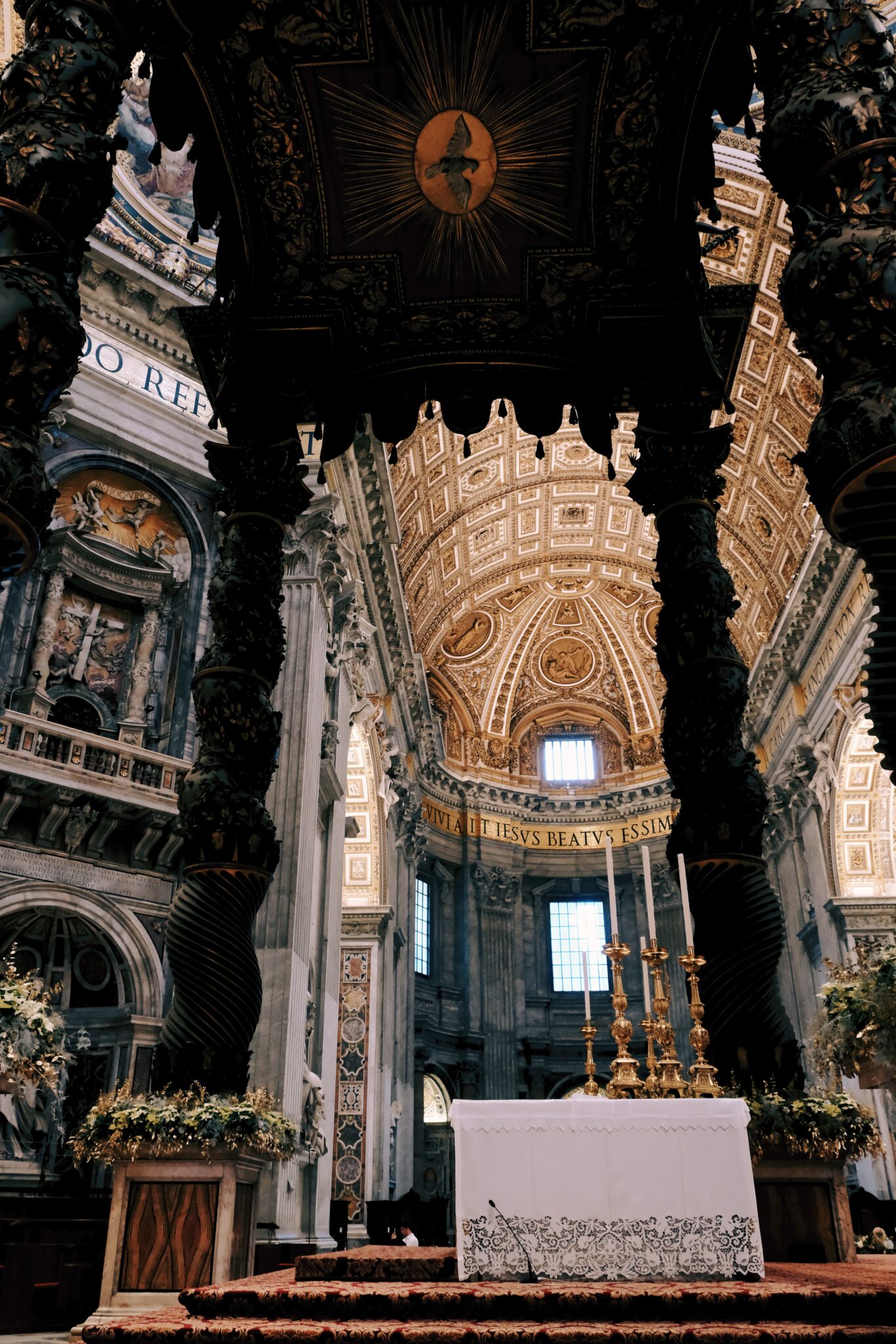 Rom - Vatikan - Baldachin des Altars im Petersdom
