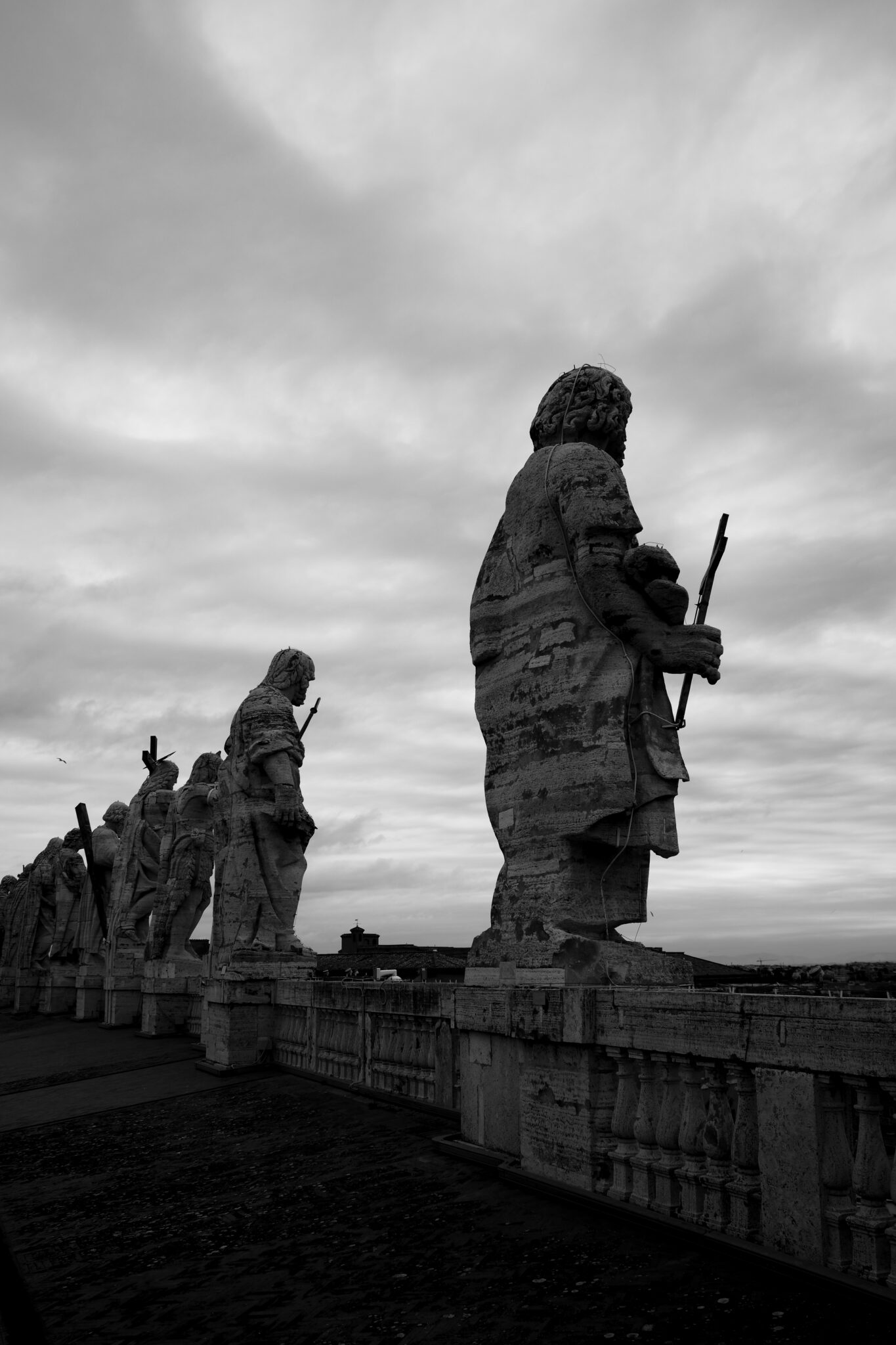 Rom - Vatikan - Rückseite der Statuen auf dem Dach des Petersdoms