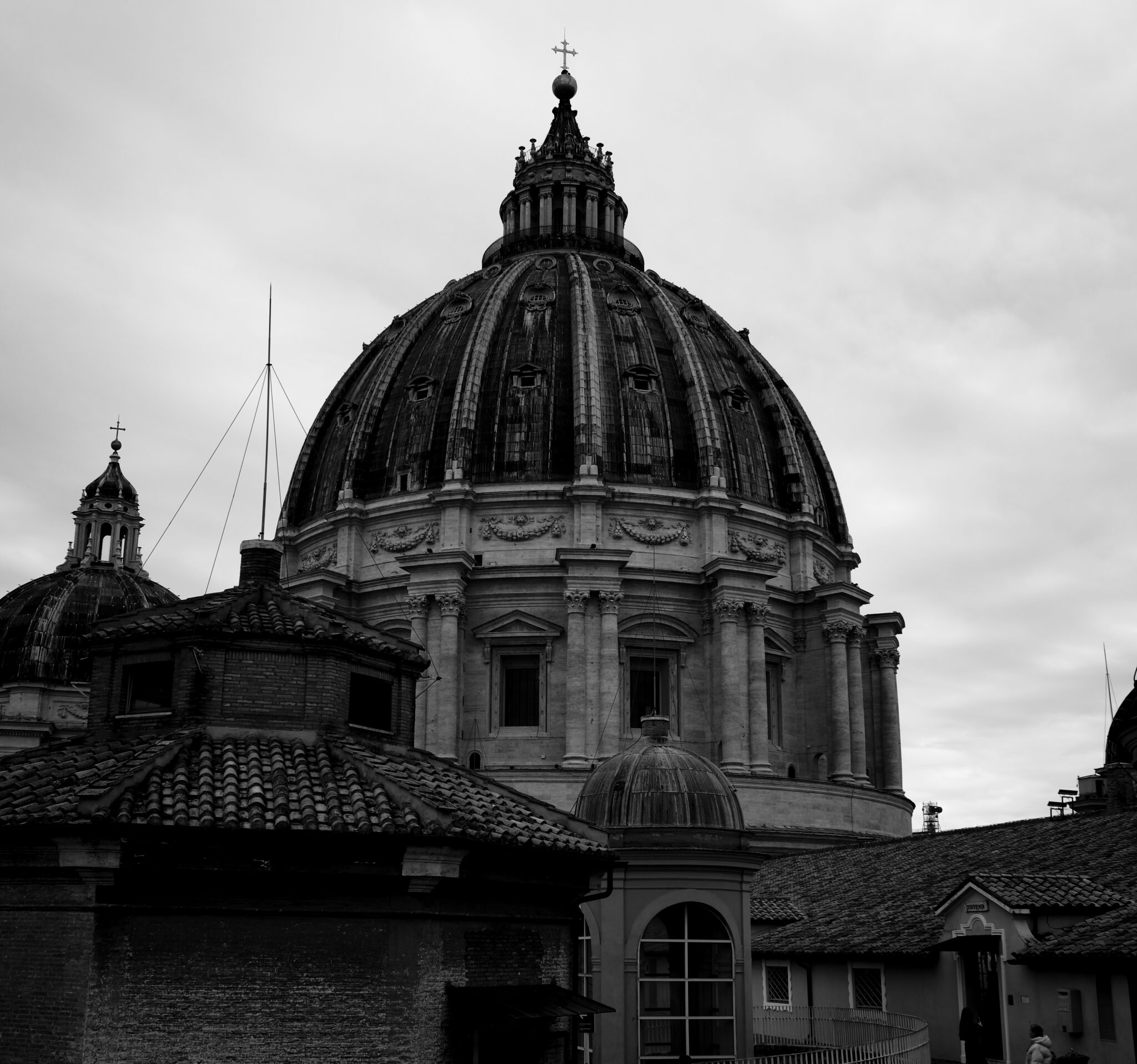 Rom - Vatikan - Kuppel des Petersdoms aufgenommen vom Dach