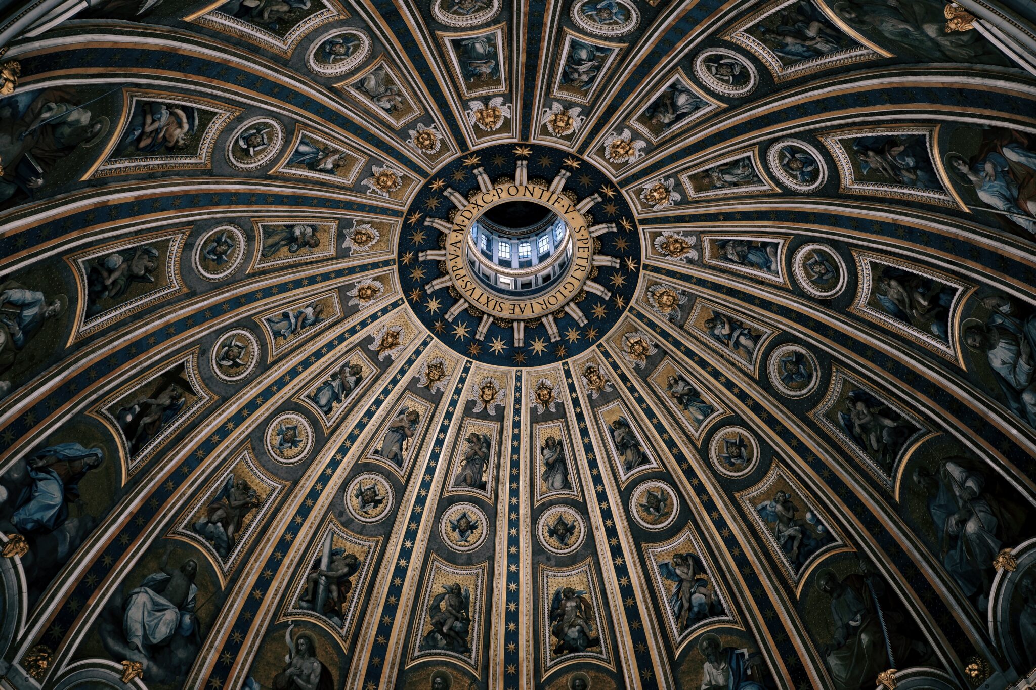 Rom - Vatikan - Die Kuppel des Petersdoms im Detail