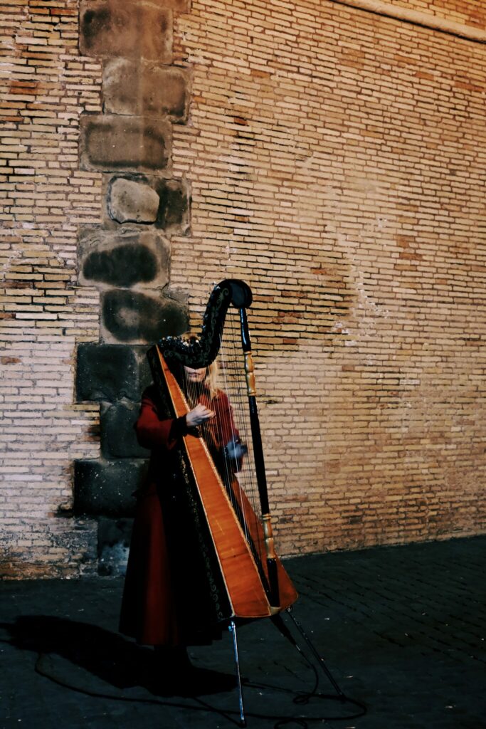 Rom - Engelsburg - Streetfotografie - Harfenspielerin an der Engelsburg