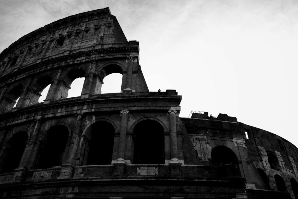 Rom - Kolosseum - Schwarzweiß - Touristen auf dem Kolosseum