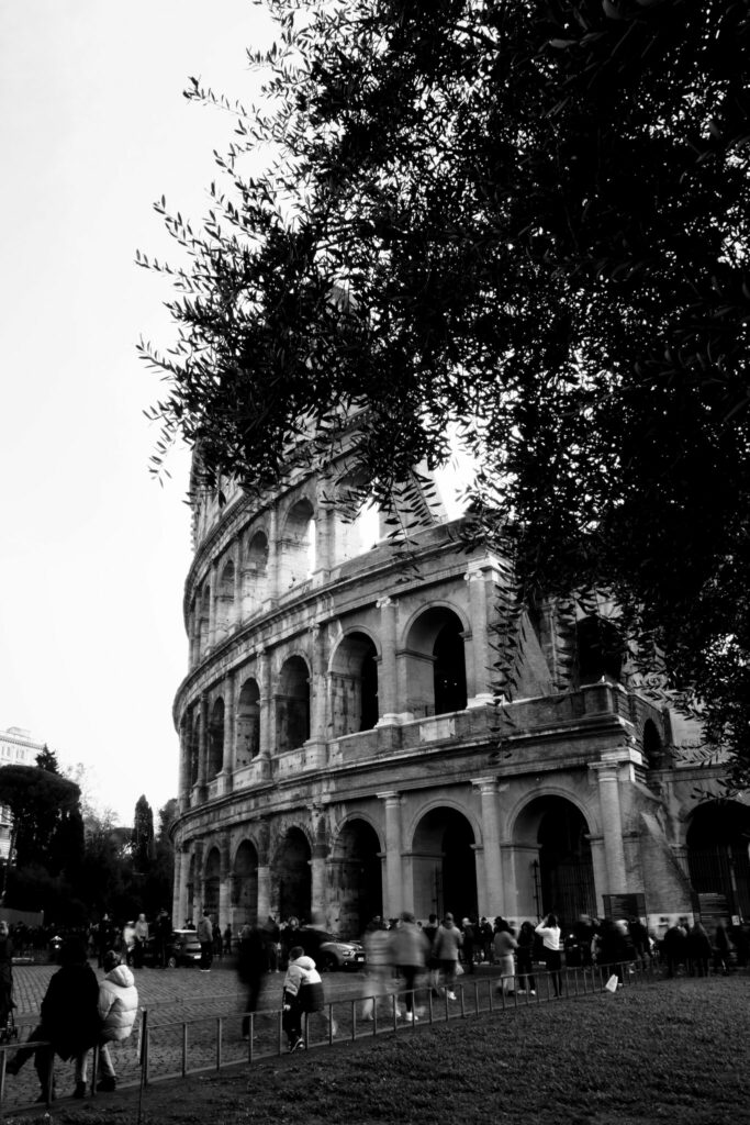 Rom - Kolosseum - Schwarzweiß - Touristen am Kolosseum