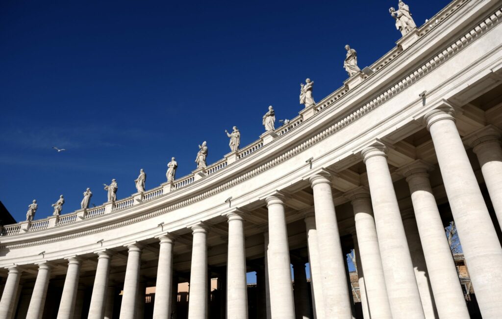 Rom - Vatikan - Statuen auf den Säulengängen am Petersplatz im Januar