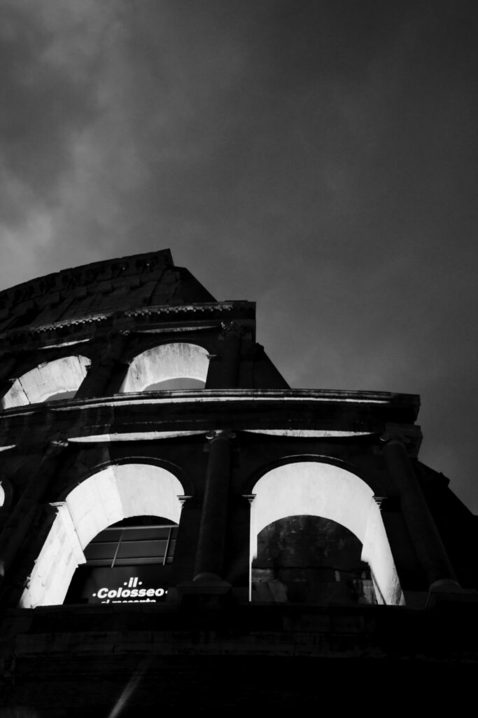 Rom - Kolosseum - Schwarzweiß -Das Kolosseum von Rom bei Nacht