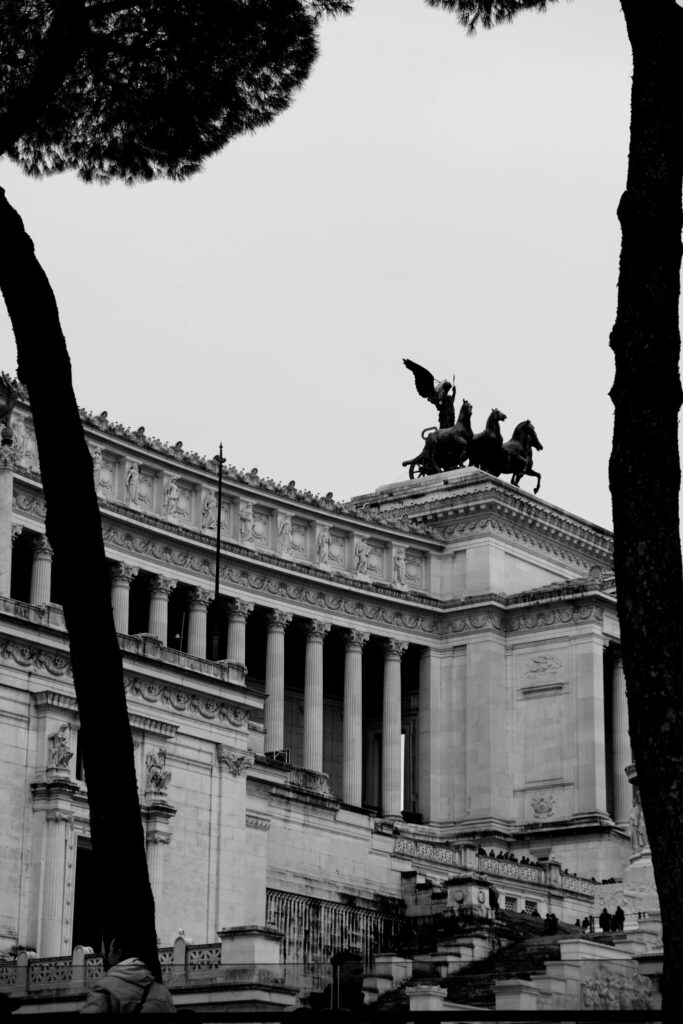 Rom - Monumento Vittorio Emanuele II - Monochrom - Gerahmt von Baumstämmen - Auf meiner Liste der schönsten Fotospots Roms