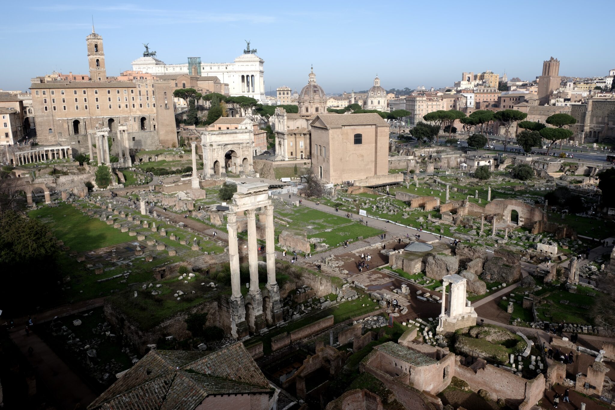 Zwischen Geschichte und Moderne: Das Forum Romanum bei Tag und Nacht