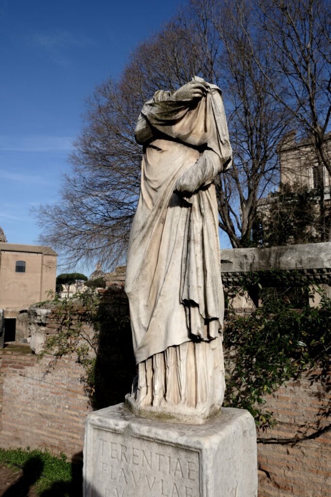 Rom - Das Forum Romanum - Kopflose Statuen - 1