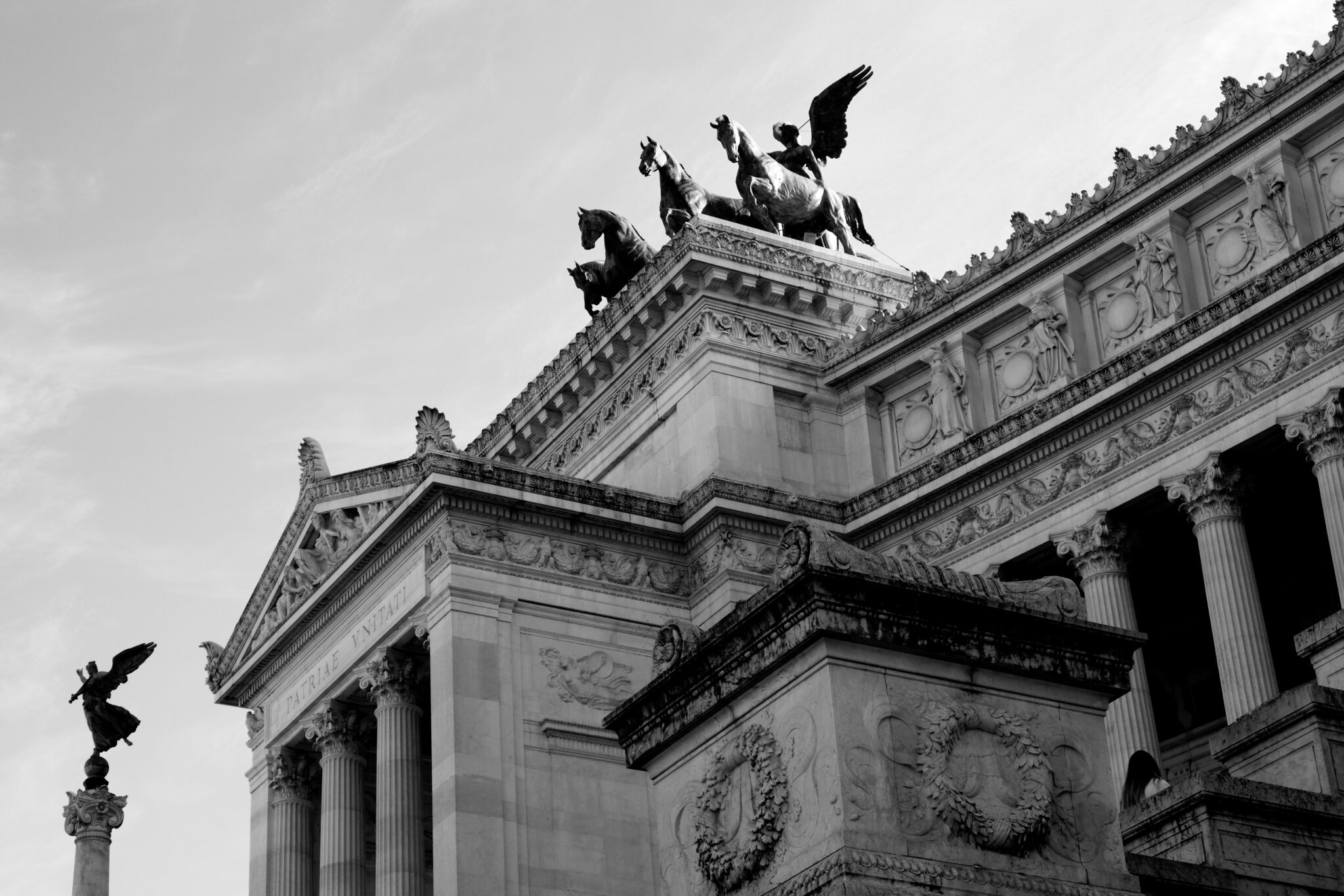 Rom - Monumento Vittorio Emanuele II - Schwarz-Weiß - Blick gen Himmel