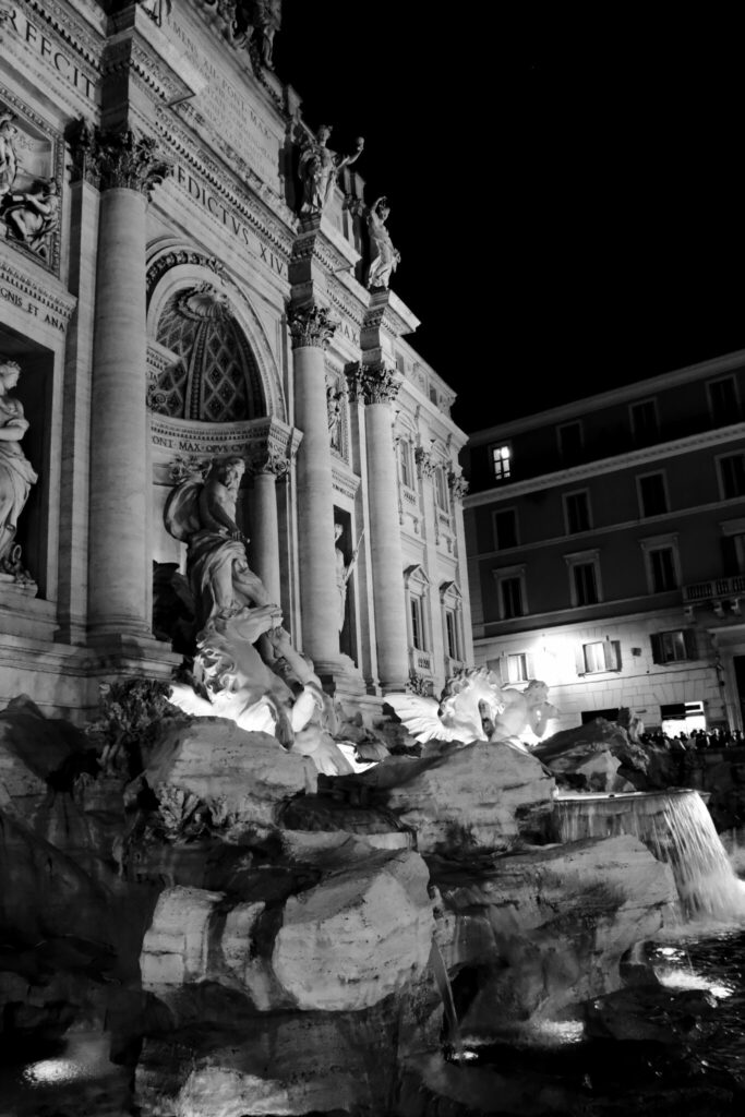 Rom - Trevi-Brunnen - Schwarz-Weiß - Details bei Nacht