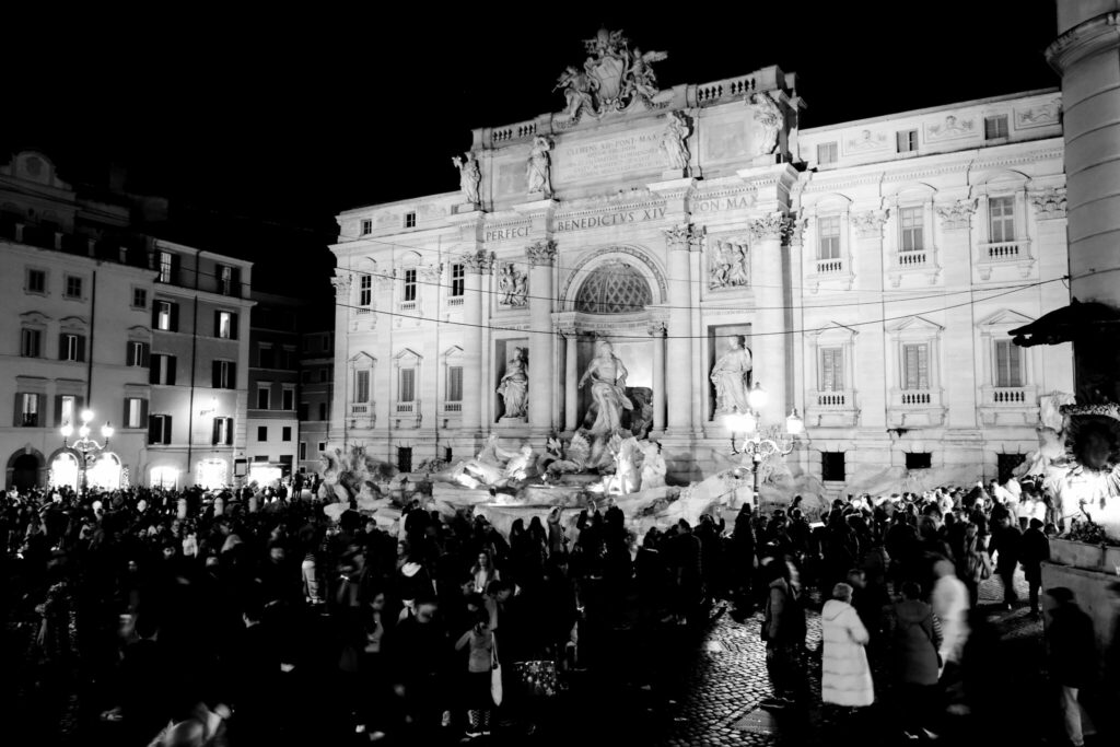 Rom - Trevi-Brunnen - Monochrom - Touristenmassen bei Nacht