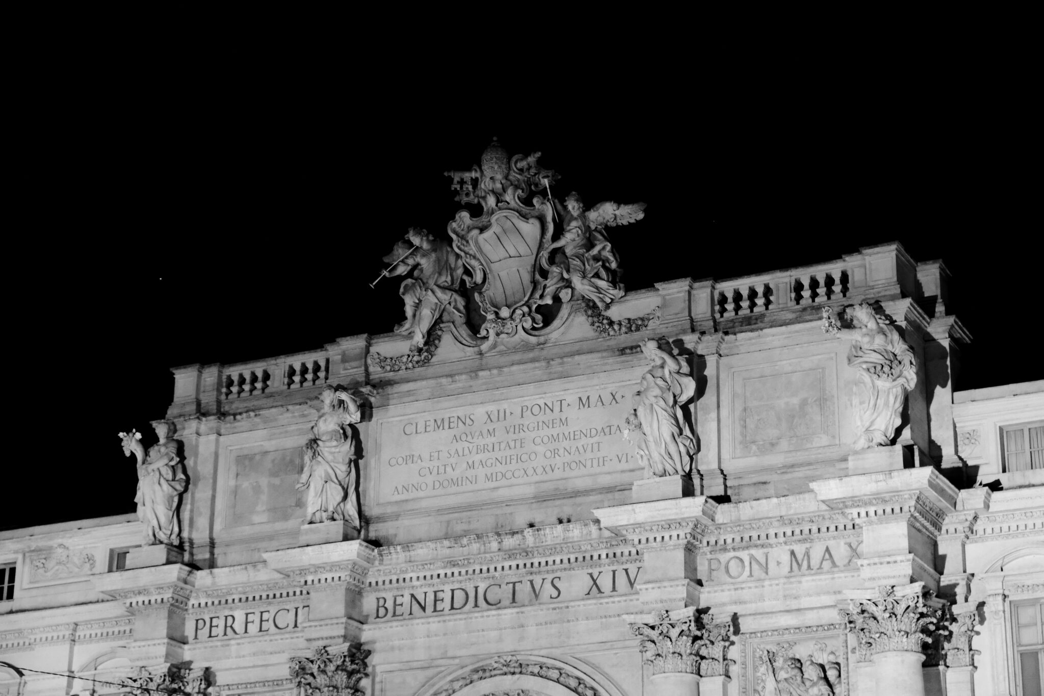 Rom - Trevi-Brunnen - Monochrom - Details bei Nacht