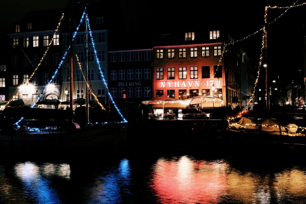 Kopenhagen-Nyhavn-Spiegelungen der Schiffe im Nyhavn bei Nacht