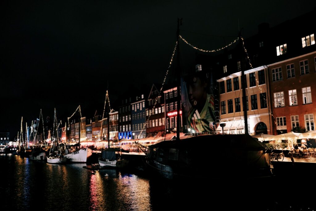 Kopenhagen-Nyhavn-Schiffe im Nyhavn bei Nacht
