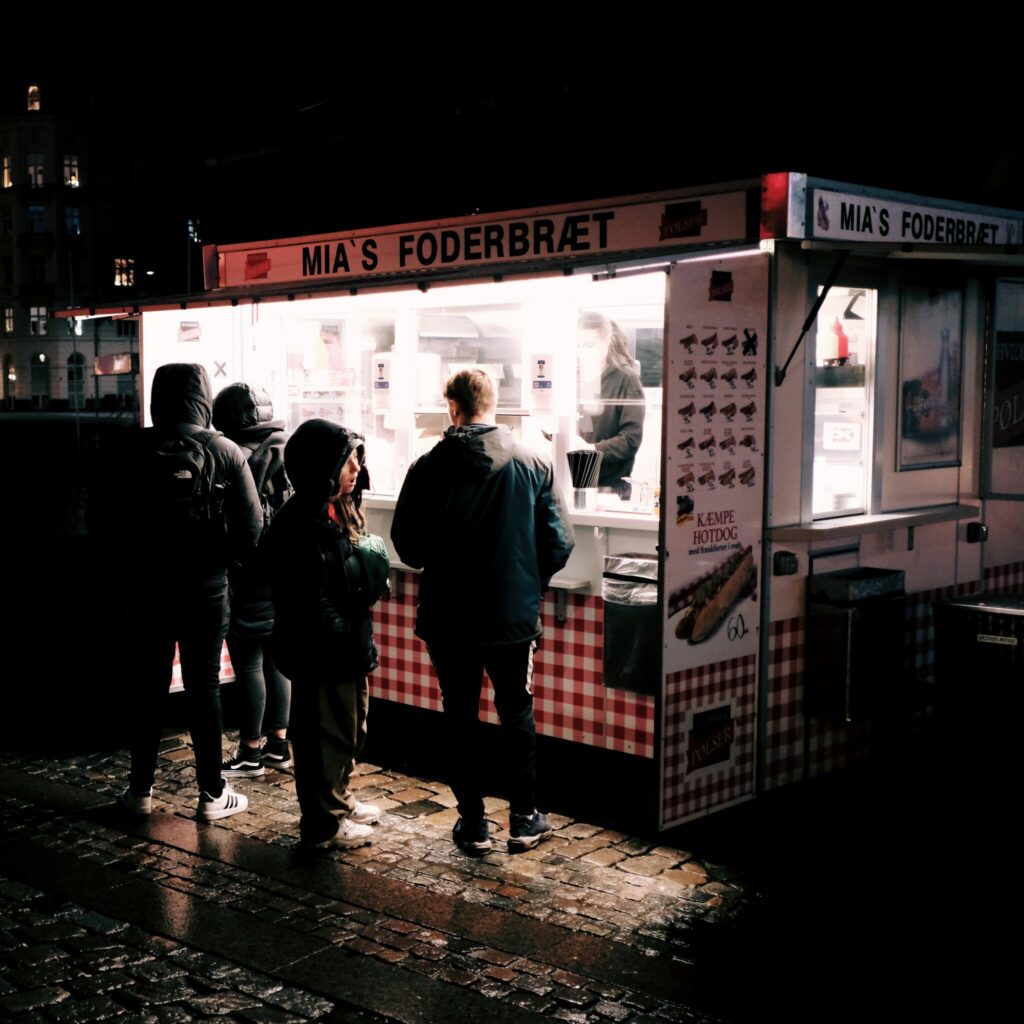 Kopenhagen-Nyhavn-Hotdogs im Hafen