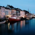 Kopenhagen-Nyhavn-Spiegelungen der bunten Häuser im Nyhavn bei Nacht