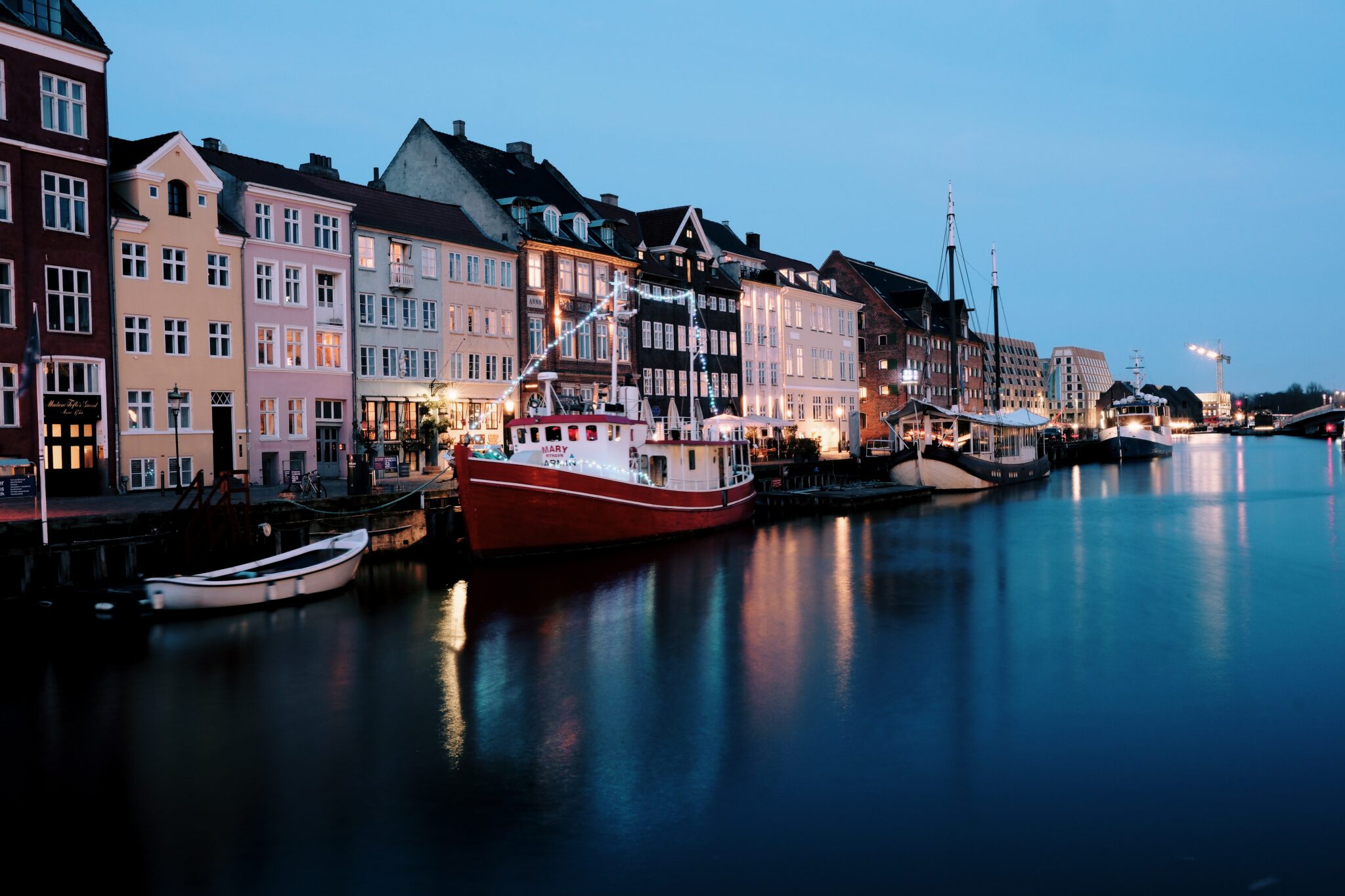 Kopenhagen-Nyhavn-Spiegelungen der bunten Häuser im Nyhavn bei Nacht